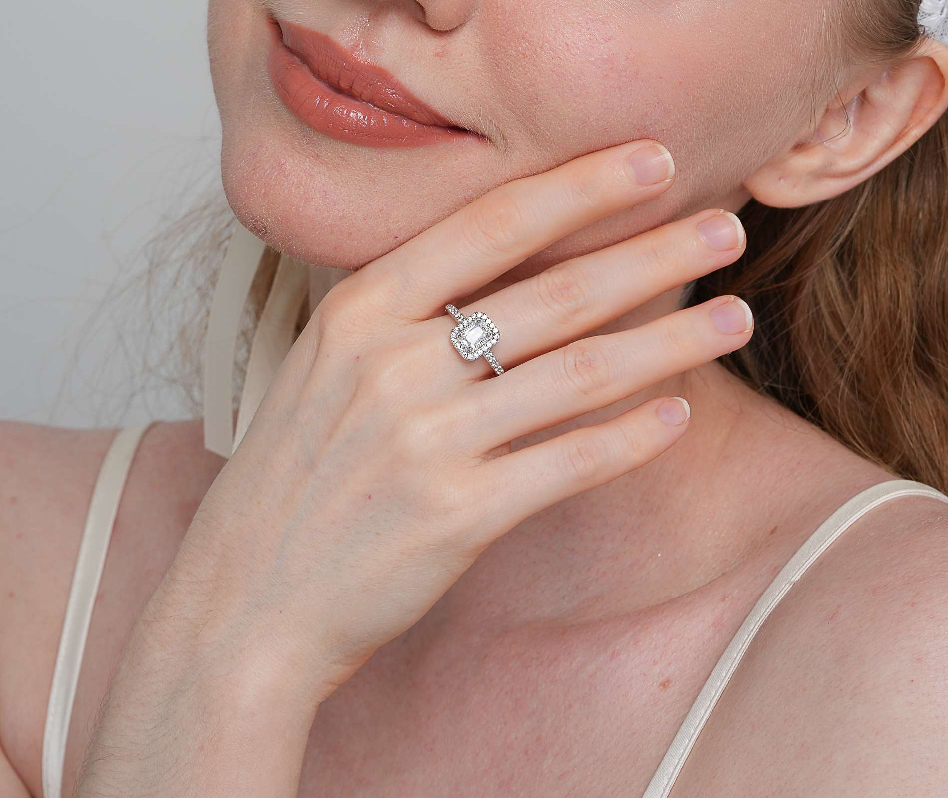 Shining Star Jewelry Fashionable 0.8ct Moissanite Emerald Cut Halo Ring Women Shining Star Jewelry Fashionable 0.8ct Moissanite Emerald Cut Halo Ring Women