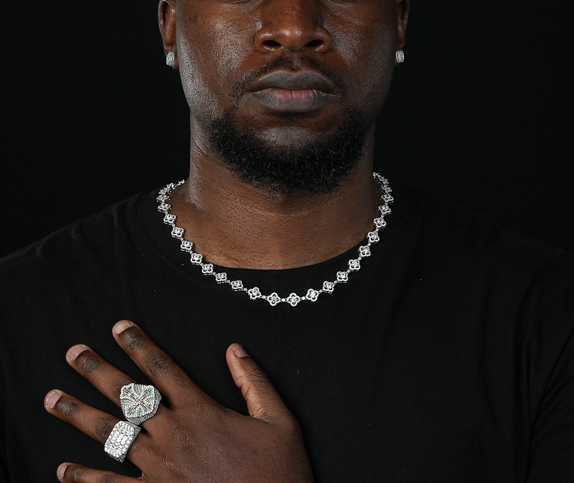 Shining Star Jewelry Elegant Moissanite Round Cut Halo Four Leaf Clover Necklace